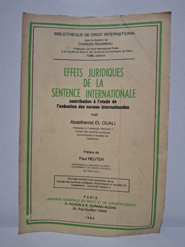 Dans cet ouvrage, Abdelhamid El Ouali analyse les effets juridiques produits par les sentences rendues par les juridictions et instances internationales. L’auteur examine les mécanismes permettant l’exécution des normes internationales ainsi que les obligations qui en découlent pour les États. L’étude met en lumière les relations entre le droit international et les systèmes juridiques nationaux dans le processus d’application des décisions internationales. Cette recherche constitue une référence importante pour les étudiants, chercheurs et praticiens du droit international public.