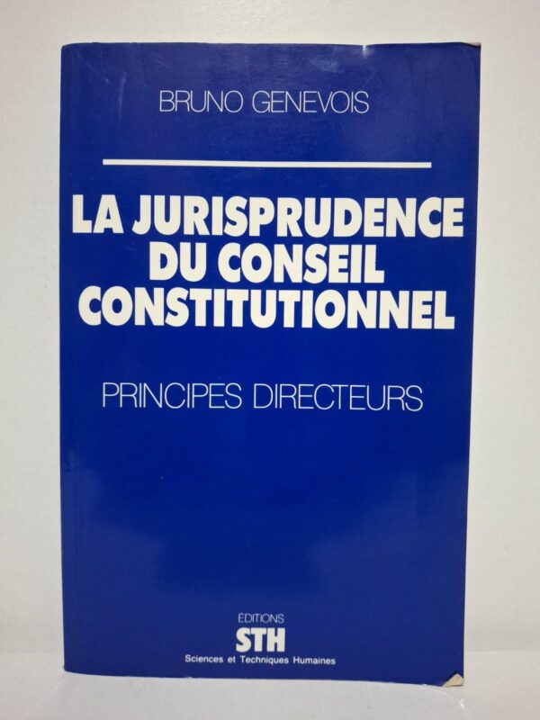 Dans ce livre, Bruno Genevois analyse les grandes orientations de la jurisprudence du Conseil constitutionnel et leur influence sur le droit public français. L'auteur met en évidence les principes directeurs qui guident le contrôle de constitutionnalité des lois et la protection des droits fondamentaux. L'ouvrage étudie les décisions les plus marquantes afin de montrer l'évolution du rôle du Conseil constitutionnel dans les institutions françaises. Cette étude constitue une référence précieuse pour les étudiants, enseignants, chercheurs et praticiens du droit constitutionnel.