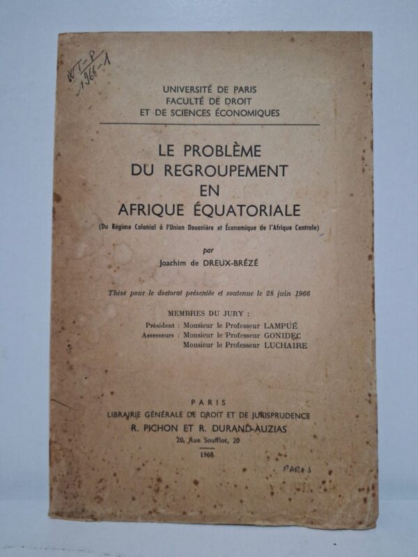 Issu d’une thèse de doctorat soutenue en 1966 à l’Université de Paris, cet ouvrage analyse les formes de regroupement politique et économique en Afrique équatoriale. L’auteur retrace le passage du régime colonial aux structures de coopération régionale mises en place après les indépendances. Il étudie notamment la création de l’Union Douanière et Économique de l’Afrique Centrale ainsi que ses fondements juridiques et institutionnels. Cette recherche constitue une référence précieuse pour comprendre l’intégration régionale et l’histoire politique de l’Afrique centrale au XXᵉ siècle.