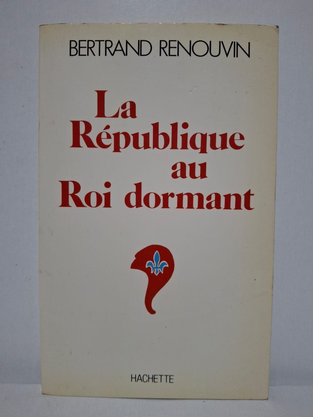 La République au Roi dormant&Bertrand Renouvin Dans cet ouvrage, Bertrand Renouvin réfléchit à la place de la monarchie dans l’histoire et la vie politique françaises. L’auteur analyse les limites du système républicain moderne et s’interroge sur l’héritage institutionnel de la royauté. À travers une approche historique et politique, il examine les liens entre légitimité, pouvoir et continuité de l’État. Ce livre constitue une contribution importante au débat sur les institutions françaises et l’évolution de la pensée politique contemporaine.