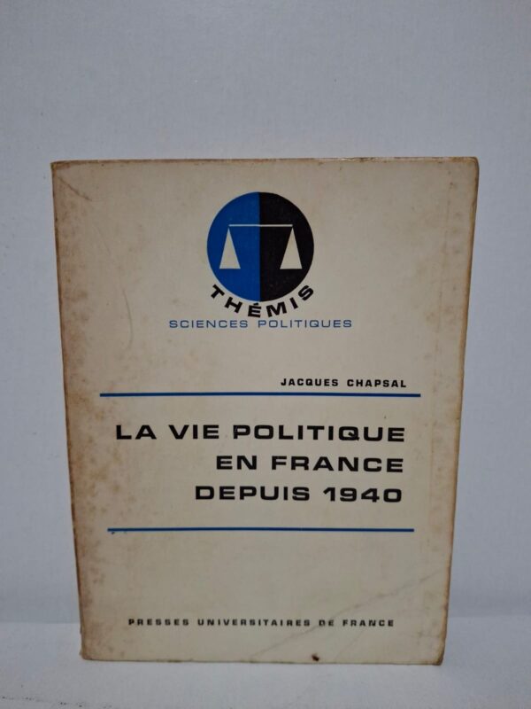 Jacques Chapsal analyse les transformations politiques de la France depuis 1940, en passant par le régime de Vichy, la Libération et la IVᵉ République. L’auteur étudie les institutions, les partis politiques et les grandes crises qui ont marqué cette période. Il accorde une attention particulière à la naissance de la Vᵉ République et au rôle du général de Gaulle. L’ouvrage offre une synthèse claire des événements et des mécanismes de la vie politique française contemporaine.