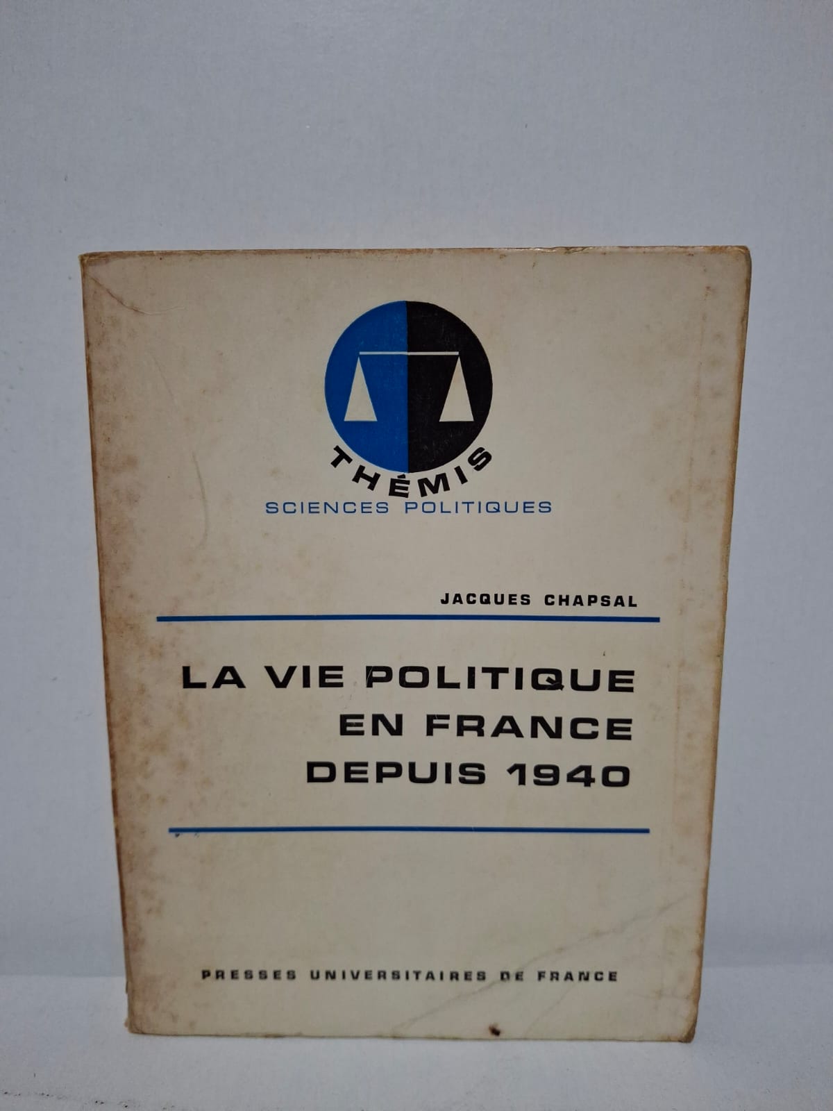 La vie politique en France depuis 1940&Jacques Chapsal Jacques Chapsal analyse les transformations politiques de la France depuis 1940, en passant par le régime de Vichy, la Libération et la IVᵉ République. L’auteur étudie les institutions, les partis politiques et les grandes crises qui ont marqué cette période. Il accorde une attention particulière à la naissance de la Vᵉ République et au rôle du général de Gaulle. L’ouvrage offre une synthèse claire des événements et des mécanismes de la vie politique française contemporaine.