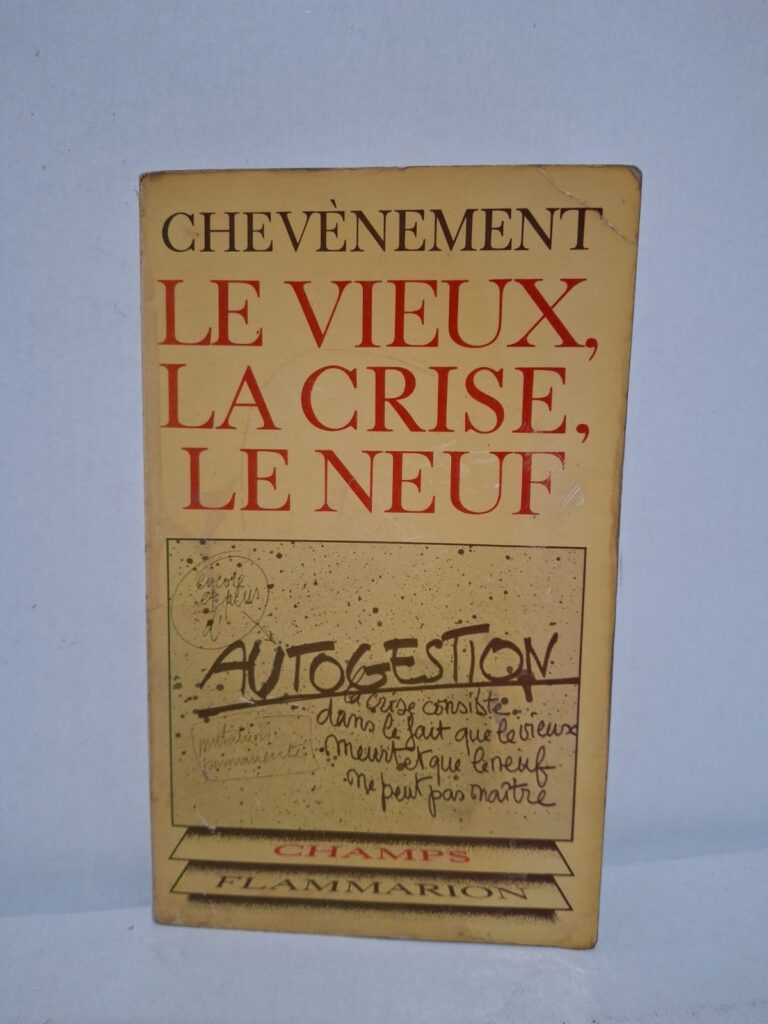 Jean-Pierre Chevènement examine les limites des modèles politiques et économiques traditionnels confrontés aux mutations de la société moderne. Il s’interroge sur les causes de la crise et sur l’épuisement de certaines structures héritées du passé. L’auteur propose des pistes de renouvellement fondées sur la participation citoyenne et l’innovation politique. Cet ouvrage constitue une réflexion engagée sur les défis du changement et les perspectives d’un nouvel avenir collectif.