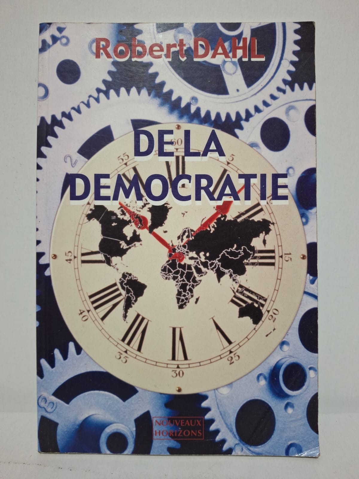 De la démocratie&Robert A. Dahl Robert Dahl présente les fondements de la démocratie et les conditions nécessaires à son bon fonctionnement. L’auteur analyse les institutions démocratiques, la participation citoyenne et la représentation politique. Il examine les avantages de la démocratie tout en soulignant ses limites et les menaces qui peuvent l’affaiblir. Ce livre constitue une référence incontournable pour comprendre les mécanismes démocratiques dans les sociétés contemporaines.