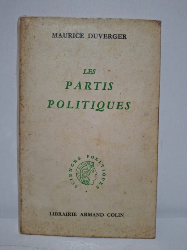 Maurice Duverger analyse la naissance, l’organisation et le fonctionnement des partis politiques dans différents régimes. Il étudie leurs structures internes, leurs modes de financement et leurs relations avec les électeurs. L’auteur met en évidence l’influence des systèmes électoraux sur la formation et l’évolution des partis. Cet ouvrage demeure une référence majeure pour comprendre la vie politique, la représentation démocratique et la compétition électorale.