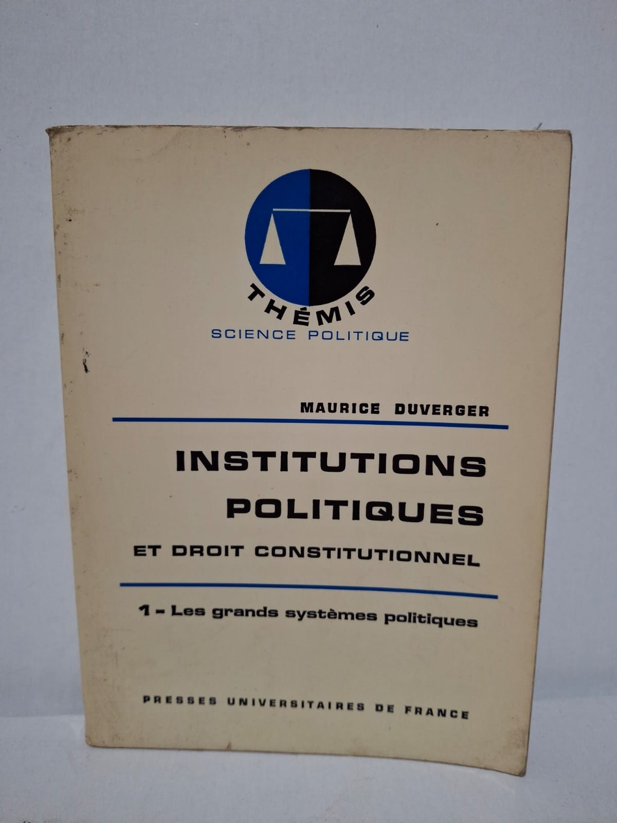 Institutions politiques et droit constitutionnel – Tome 1 : Les grands systèmes politiques&Maurice Duverger Maurice Duverger présente les grandes formes d’organisation politique et les principes du droit constitutionnel. L’ouvrage compare les régimes démocratiques, parlementaires, présidentiels et autoritaires afin d’en dégager les caractéristiques essentielles. L’auteur analyse le fonctionnement des institutions, la répartition des pouvoirs et le rôle des constitutions dans l’État moderne. Ce livre constitue une référence incontournable pour les étudiants en droit, science politique et relations internationales.