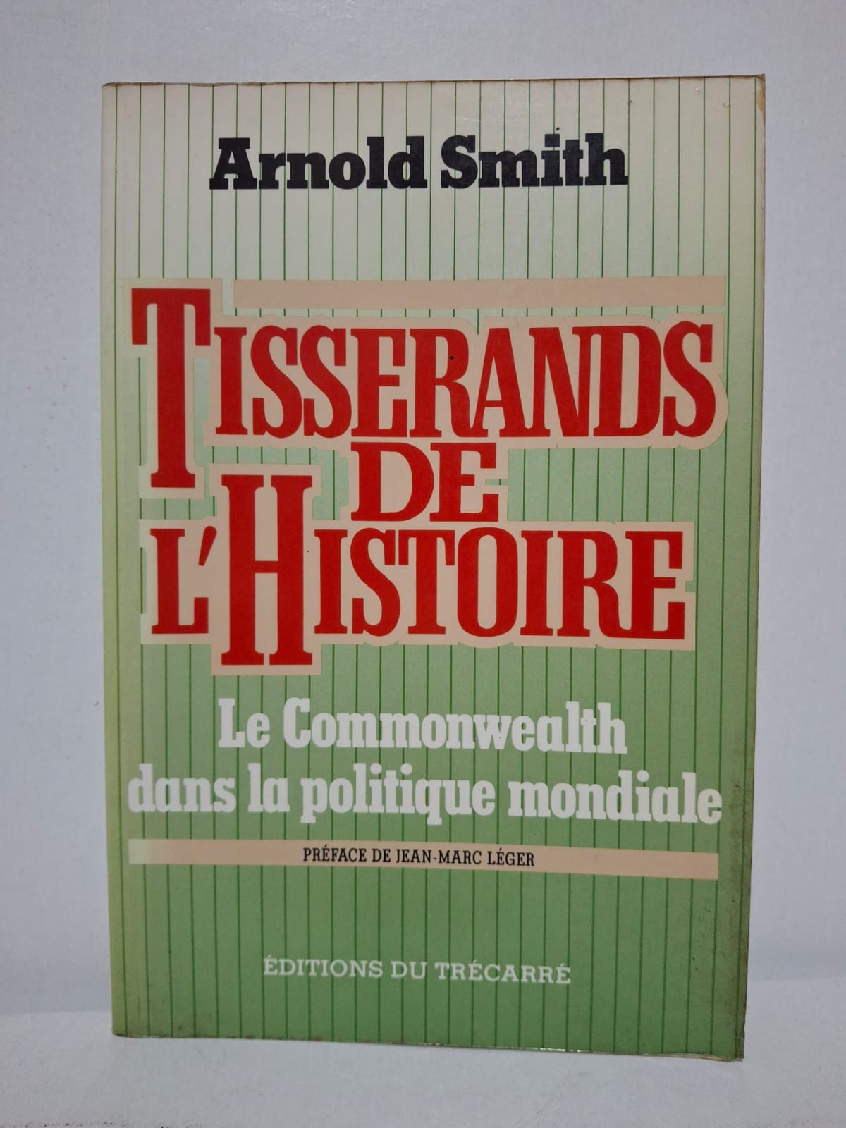 Tisserands de l’Histoire : Le Commonwealth dans la politique mondiale&Arnold Smith Arnold Smith retrace l’évolution du Commonwealth depuis ses origines jusqu’à son affirmation comme acteur de la politique mondiale. L’auteur montre comment cette organisation a favorisé la coopération entre ses États membres malgré leurs différences culturelles et économiques. L’ouvrage examine son rôle dans la décolonisation, le développement et la résolution de certains conflits internationaux. Cette étude met en lumière l’importance du Commonwealth comme réseau de dialogue et de solidarité au sein de la communauté internationale.
