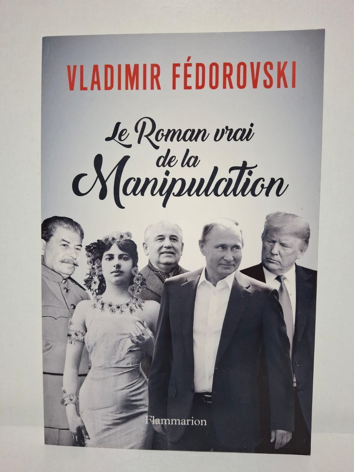 Le Roman vrai de la manipulation&Vladimir Fédorovski Vladimir Fédorovski retrace plusieurs épisodes historiques où la manipulation de l’information a influencé le cours des événements. À travers des portraits de dirigeants, d’espions et de stratèges, il dévoile les mécanismes du pouvoir et de la propagande. L’auteur montre comment la désinformation, les intrigues politiques et les opérations secrètes ont façonné l’histoire moderne. Cet ouvrage offre une réflexion passionnante sur l’influence de la communication et de la manipulation dans les relations internationales et la vie politique.