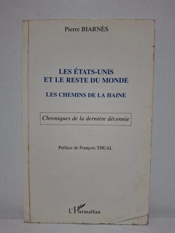 À travers une série de chroniques consacrées aux grands événements internationaux des années 1990, Pierre Biarnès étudie la place dominante des États-Unis dans le monde. L’auteur cherche à expliquer les tensions, les ressentiments et les oppositions suscités par la puissance américaine dans diverses régions du globe. L’ouvrage revient sur les crises internationales, les conflits régionaux et les enjeux de la mondialisation qui ont marqué la fin du siècle. Cette réflexion géopolitique éclaire les origines des fractures internationales et les défis auxquels le monde est confronté après le 11 septembre 2001.