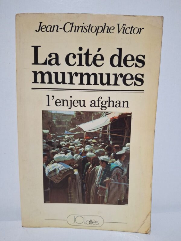 Jean-Christophe Victor analyse les enjeux politiques et géostratégiques de l’Afghanistan dans le contexte des tensions internationales. L’auteur décrit la diversité des peuples afghans, leurs traditions et les équilibres complexes qui structurent le pays. Il met en lumière l’impact des interventions étrangères et les rivalités régionales sur l’évolution du conflit. Ce livre offre une compréhension approfondie de la place de l’Afghanistan dans les relations internationales et des défis auxquels il est confronté.
