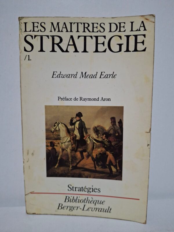Edward Mead Earle présente les principaux théoriciens et praticiens de la stratégie qui ont marqué l’histoire militaire et politique. L’ouvrage analyse l’évolution des concepts stratégiques depuis l’Antiquité jusqu’à l’époque contemporaine. Les relations entre guerre, diplomatie, pouvoir et organisation des États y sont étudiées avec rigueur. Cette synthèse constitue une lecture essentielle pour comprendre les fondements de la stratégie moderne et des relations internationales.