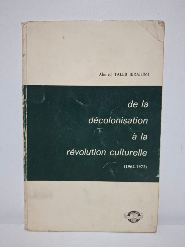Ahmed Taleb Ibrahimi retrace les étapes de la construction nationale de l’Algérie après l’indépendance de 1962. L’auteur analyse les politiques mises en œuvre pour renforcer l’identité culturelle et linguistique du pays. Il examine les défis rencontrés dans les domaines de l’éducation, de la culture et du développement social. L’ouvrage constitue un document important pour comprendre les orientations politiques et culturelles de l’Algérie durant la première décennie de son indépendance.