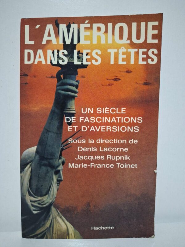 Cet ouvrage collectif analyse les perceptions contrastées de l’Amérique, entre admiration pour sa puissance et rejet de son influence culturelle et politique. Les auteurs explorent les origines historiques de l’américanophilie et de l’antiaméricanisme en Europe. Ils examinent l’impact des États-Unis sur les modes de vie, la politique, l’économie et la culture contemporaine. Le livre offre une réflexion riche sur les relations complexes entre l’Europe et l’Amérique à travers un siècle de débats et de représentations.