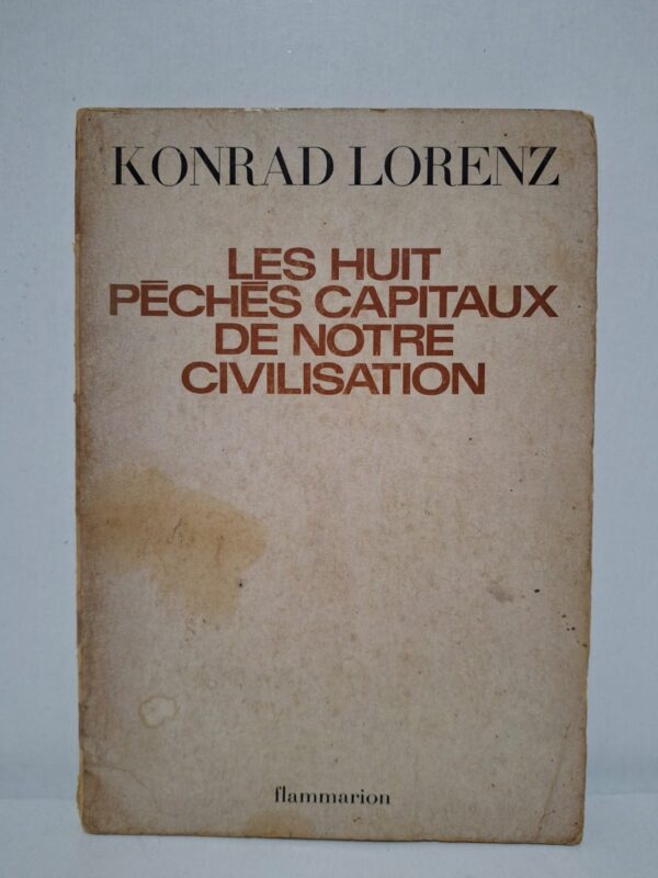 Konrad Lorenz identifie huit dérives majeures de la société industrielle, telles que la surpopulation, la destruction de l’environnement et la standardisation des comportements. Il montre comment le progrès technique peut entraîner des conséquences néfastes lorsqu’il n’est pas accompagné d’une réflexion éthique. L’auteur s’inquiète de l’affaiblissement des valeurs culturelles et de la perte des liens entre l’homme et la nature. Cet ouvrage constitue une réflexion profonde sur les dangers du monde moderne et sur les moyens de préserver l’équilibre humain et social.