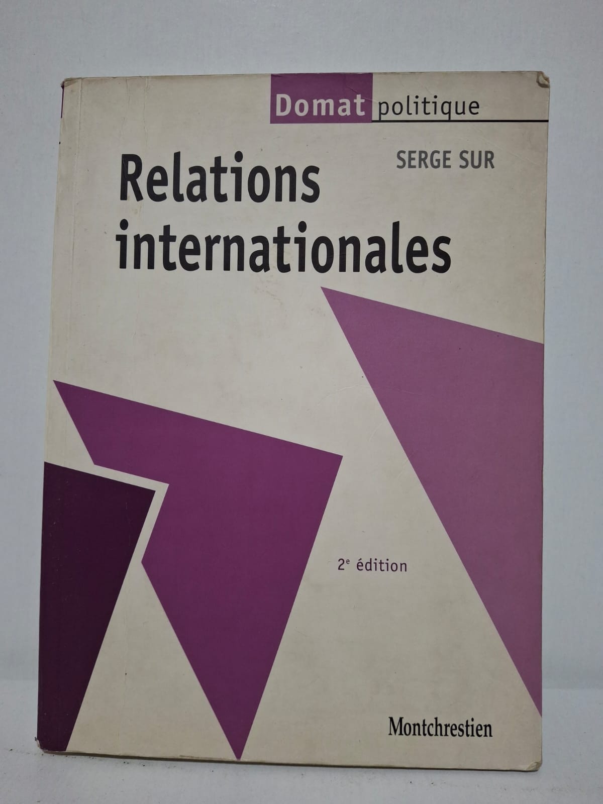 Relations internationales&Serge Sur Serge Sur expose les fondements théoriques et historiques des relations entre les États et les organisations internationales. L’ouvrage analyse les questions de diplomatie, de sécurité, de conflits et de coopération internationale. Il étudie le rôle des institutions internationales ainsi que les évolutions de l’ordre mondial. Clair et pédagogique, ce livre constitue un outil essentiel pour les étudiants et les chercheurs en science politique et en droit international.