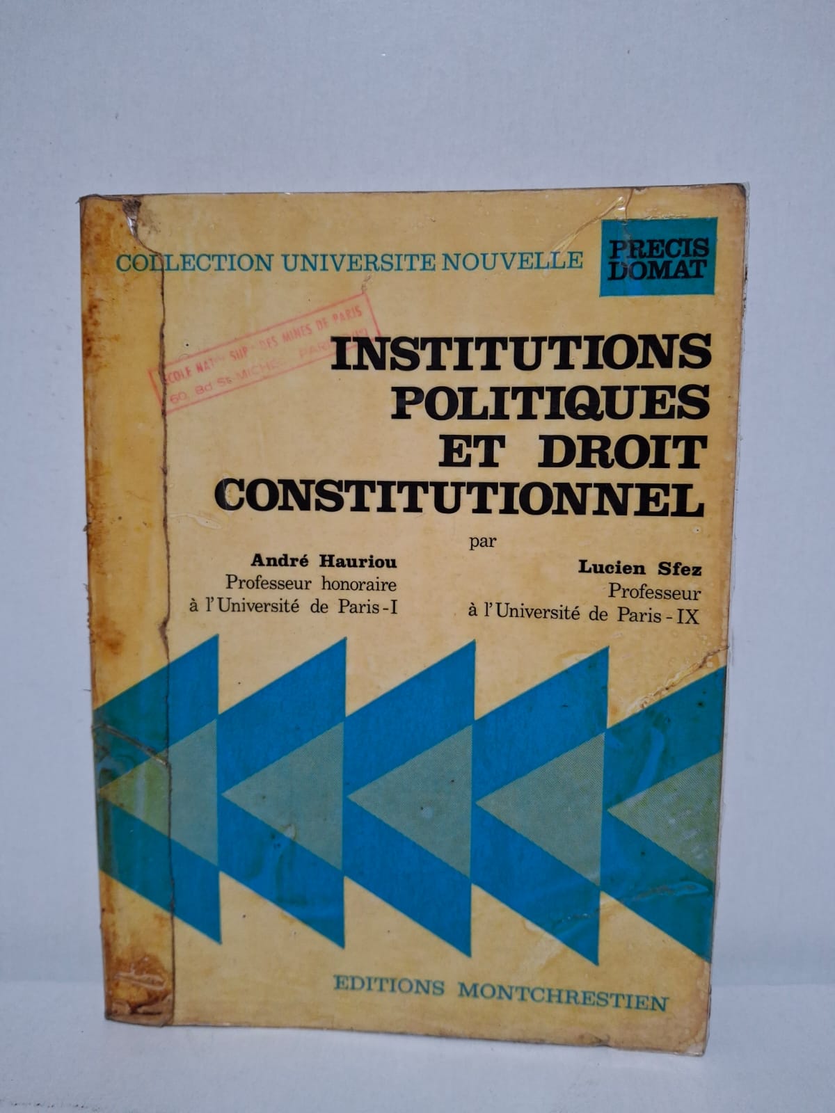 Institutions politiques et droit constitutionnel&André Hauriou et Lucien Sfez Les auteurs présentent les fondements de l’organisation politique de l’État et les mécanismes du pouvoir. L’ouvrage analyse les constitutions, les régimes politiques et le fonctionnement des institutions publiques. Il étudie les rapports entre les différents pouvoirs ainsi que les droits et libertés des citoyens. Clair et méthodique, ce livre constitue un outil essentiel pour les étudiants en droit et en science politique.