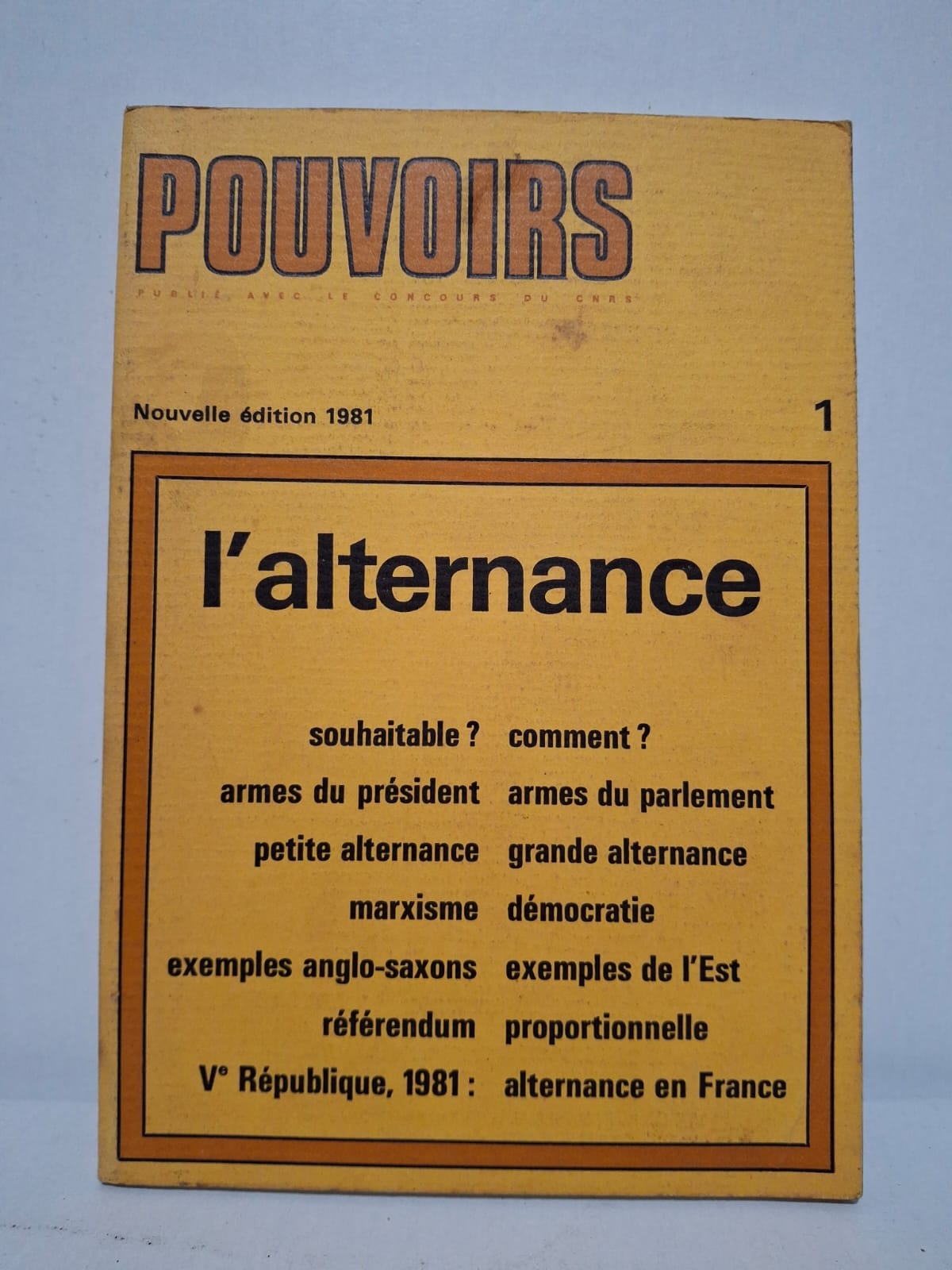 L’Alternance Cet ouvrage collectif analyse les conditions et les mécanismes de l’alternance politique dans les régimes démocratiques. Les auteurs examinent le rôle du président, du Parlement, des partis politiques et des systèmes électoraux dans les changements de majorité. Des comparaisons sont établies entre différents pays occidentaux ainsi qu’avec les États de l’Est. L’ouvrage éclaire les enjeux de l’alternance en France à l’aube des élections présidentielles de 1981 et ses implications pour la Ve République.