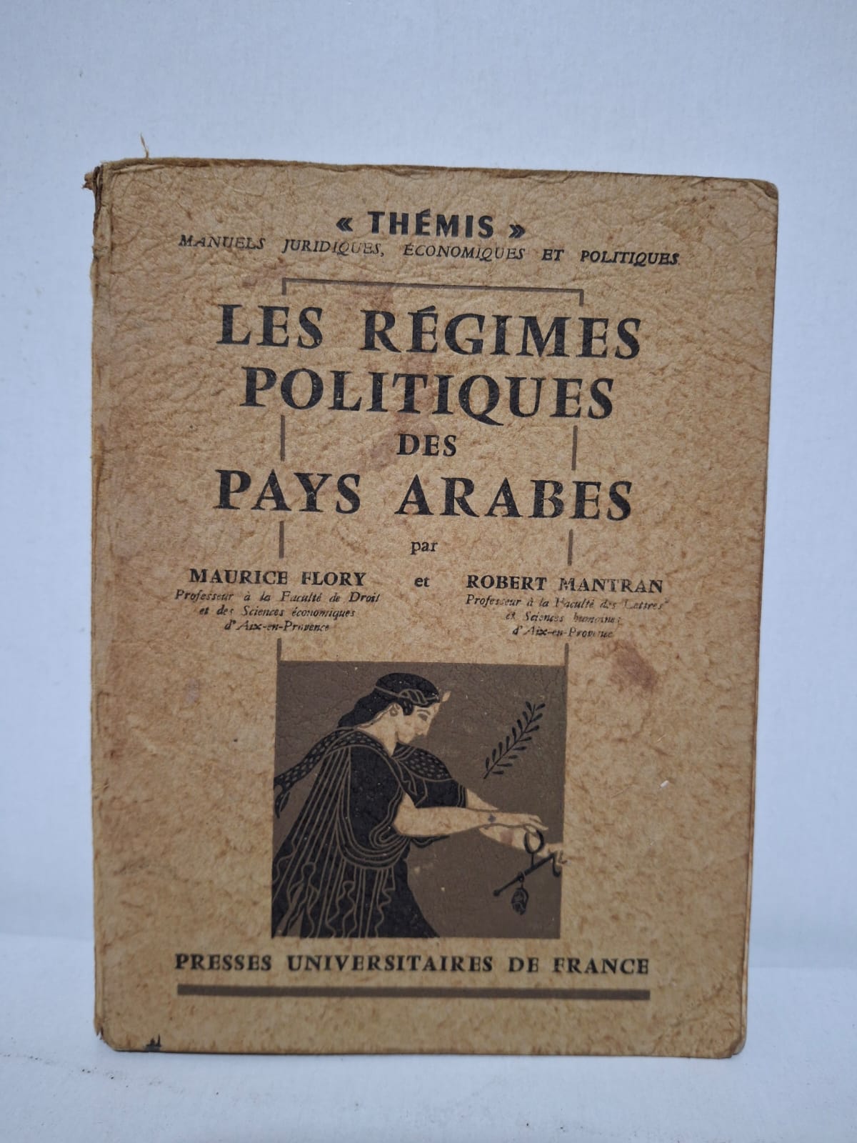 Les Régimes politiques des pays arabes&Maurice Flory et Robert Mantran Les auteurs présentent les principaux régimes politiques des pays arabes à travers leurs institutions, leurs constitutions et leur histoire récente. L’ouvrage analyse les formes de gouvernement, les mouvements nationalistes et les transformations issues de la décolonisation. Il met en lumière les spécificités politiques, sociales et culturelles de chaque État du monde arabe. Cette étude constitue un outil essentiel pour comprendre les enjeux du pouvoir et les évolutions politiques de la région au XXᵉ siècle.