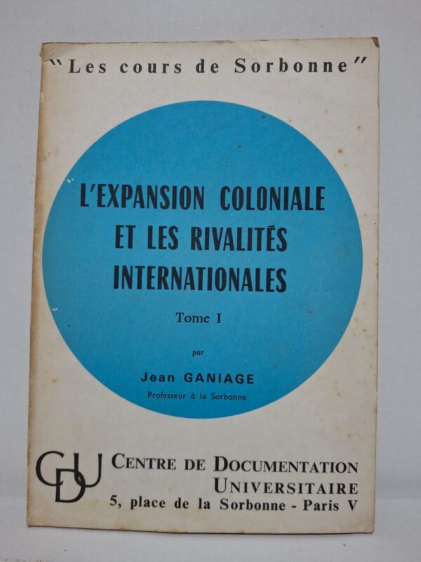 Jean Ganiage analyse les causes politiques, économiques et stratégiques de l’expansion coloniale aux XIXᵉ et XXᵉ siècles. L’ouvrage montre comment la conquête des territoires coloniaux a renforcé la concurrence entre les grandes puissances. Il met en évidence les rivalités diplomatiques et militaires qui ont accompagné le partage du monde. Ce livre constitue une référence pour comprendre les liens entre impérialisme, colonisation et tensions internationales.