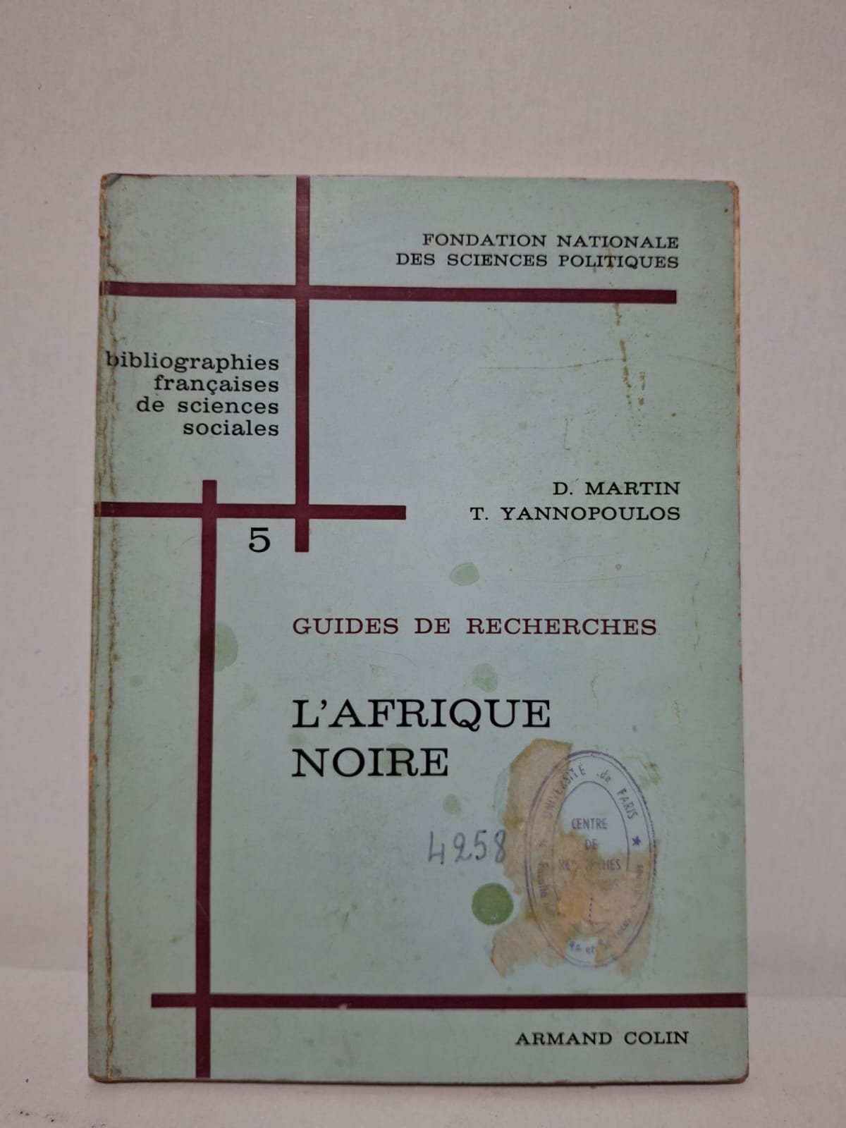 L’Afrique Noire – Guide de recherches&D. Martin et T. Yannopoulos Cet ouvrage recense et classe les principales sources documentaires consacrées à l’Afrique noire. Les auteurs présentent des références en histoire, sociologie, science politique, économie et anthropologie. Le guide facilite l’accès aux travaux scientifiques et aux publications essentielles sur les sociétés africaines. Il constitue un outil précieux pour la recherche universitaire et l’étude du développement politique, économique et social du continent africain.