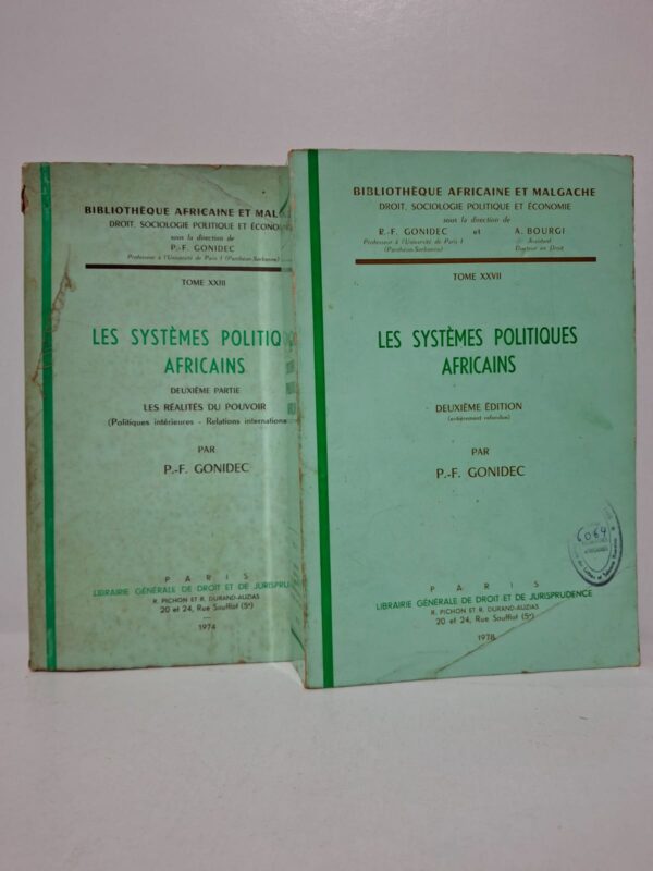 Pierre-François Gonidec analyse l’organisation politique des États africains et l’évolution de leurs institutions. L’auteur examine les formes de gouvernement, les partis politiques, les constitutions et les mécanismes du pouvoir. L’ouvrage étudie également les relations entre héritage colonial, traditions locales et construction de l’État moderne. Cette synthèse constitue une référence essentielle pour comprendre les réalités politiques de l’Afrique contemporaine.