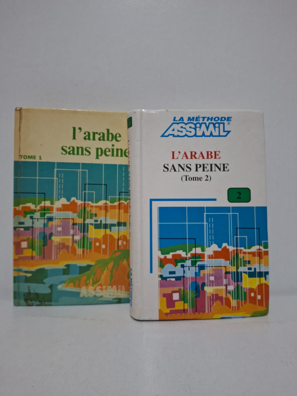 L’Arabe sans peine (Tomes 1 et 2) Cette méthode Assimil permet d’apprendre l’arabe grâce à des leçons graduées fondées sur le principe de l’assimilation intuitive. Les dialogues de la vie quotidienne facilitent l’acquisition du vocabulaire et des expressions courantes. Les explications grammaticales sont présentées de manière simple et accessible à tous les niveaux. Réparti en deux tomes, l’ouvrage accompagne l’apprenant vers une maîtrise progressive de la compréhension et de l’expression en arabe.