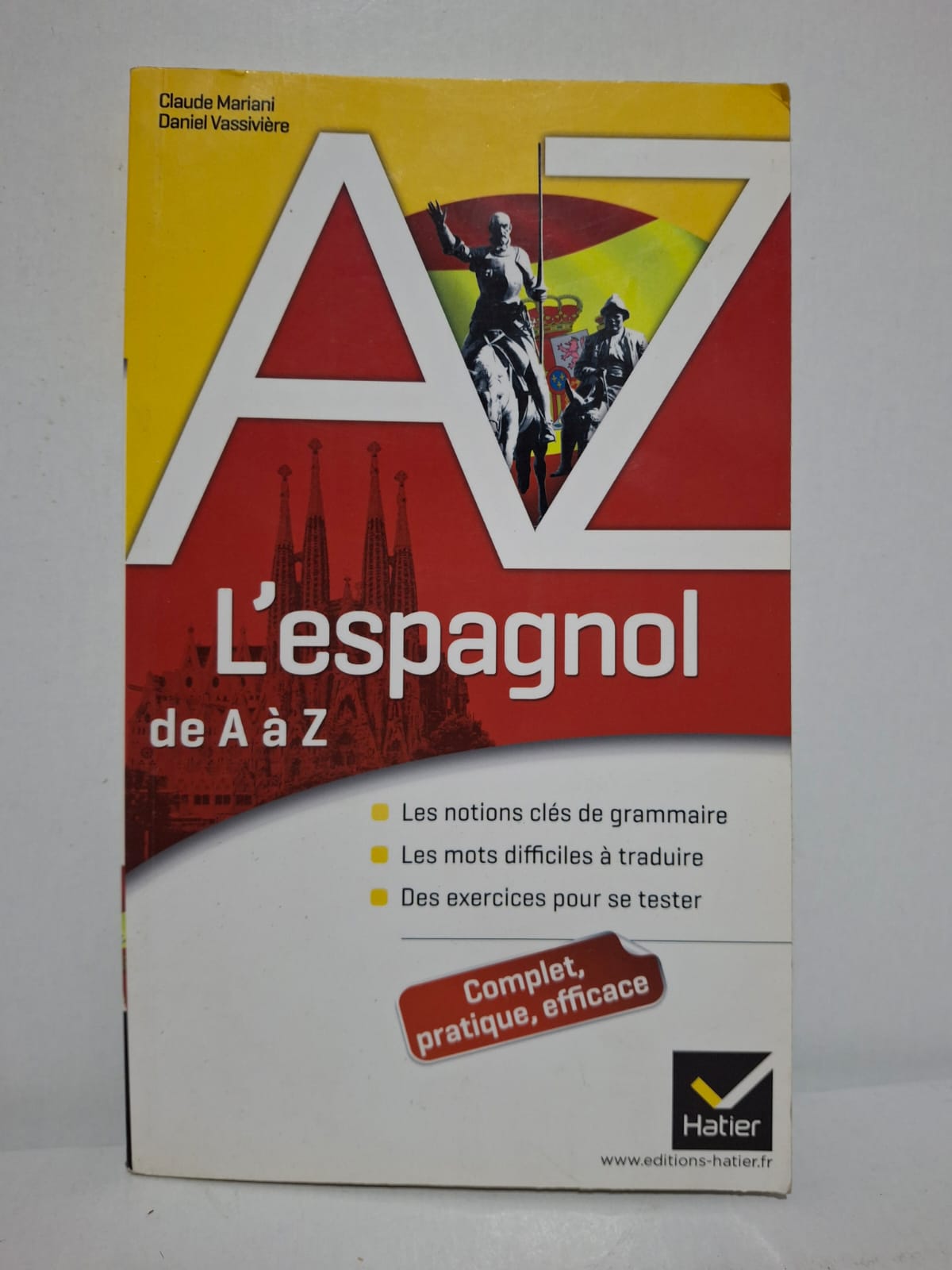 L’Espagnol de A à Z&Claude Mariani et Daniel Vassivière Cet ouvrage présente de façon claire et méthodique les principales règles de grammaire espagnole. Il explique les difficultés linguistiques les plus fréquentes et propose de nombreux exemples pratiques. Des exercices permettent au lecteur de vérifier ses connaissances et de progresser efficacement. Conçu comme un outil de référence, il s’adresse aussi bien aux débutants qu’aux apprenants souhaitant approfondir leur maîtrise de l’espagnol.