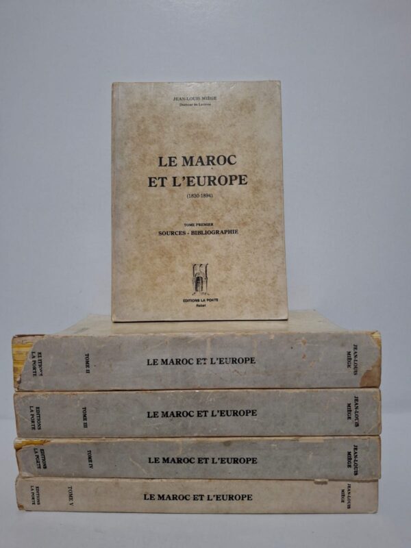 Cette œuvre en plusieurs volumes analyse l’évolution des rapports entre le Maroc et les puissances européennes de 1830 à 1894. L’auteur s’appuie sur une documentation abondante pour étudier les échanges commerciaux, les relations diplomatiques et les transformations sociales. L’ouvrage met en lumière l’influence croissante de l’Europe sur le Maroc au cours du XIXᵉ siècle. Considéré comme une référence majeure de l’historiographie marocaine, il est indispensable aux chercheurs et aux passionnés d’histoire du Maroc.