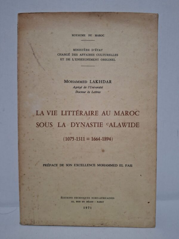 Cet ouvrage retrace le développement de la production littéraire marocaine entre 1664 et 1894 sous le règne des souverains alaouites. L’auteur analyse les principaux courants intellectuels, les œuvres marquantes ainsi que le rôle des savants et des écrivains. L’étude met en lumière les liens entre la vie culturelle, les institutions religieuses et le contexte politique de l’époque. Ce livre constitue une référence essentielle pour la connaissance de l’histoire littéraire et culturelle du Maroc précolonial.