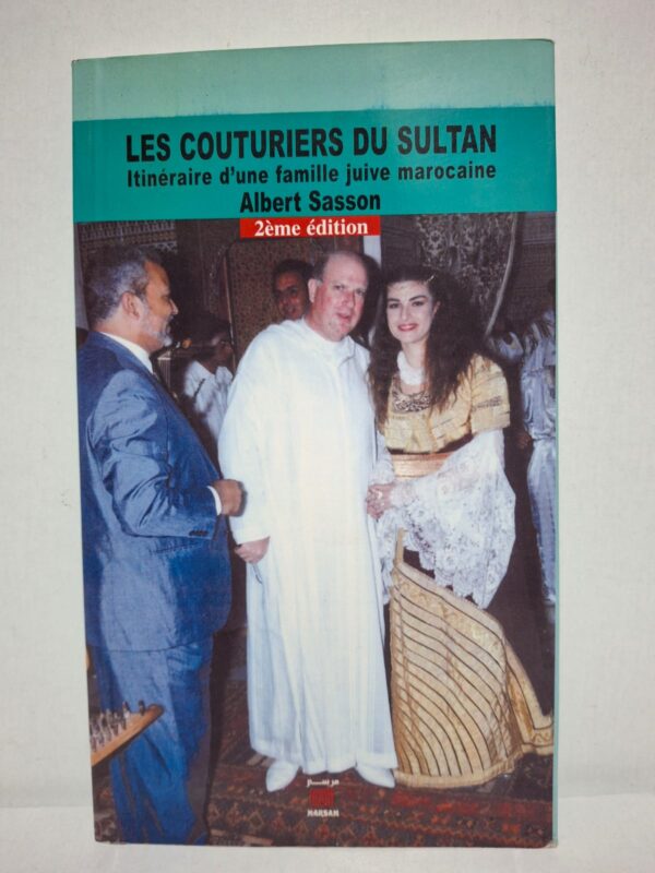 Dans cet ouvrage autobiographique, Albert Sasson retrace l’histoire de sa famille, connue pour avoir été au service des souverains marocains en tant que couturiers. À travers souvenirs, témoignages et recherches historiques, il évoque la vie de la communauté juive marocaine et son intégration dans la société du pays. Le livre met en lumière les relations entre les différentes composantes culturelles et religieuses du Maroc. Cette œuvre constitue un précieux témoignage sur la coexistence, les traditions et le patrimoine judéo-marocain au XXᵉ siècle.