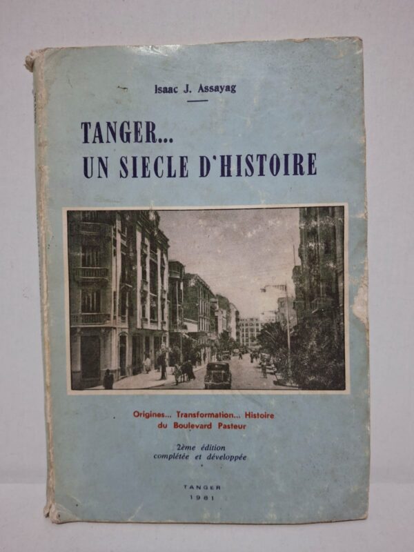 Cet ouvrage retrace l’histoire de la ville de Tanger et de son célèbre boulevard Pasteur, symbole de son développement moderne. L’auteur explore les origines de la cité, son expansion urbaine et son rôle dans les échanges internationaux. À travers des documents, témoignages et analyses historiques, il met en lumière les mutations économiques, sociales et architecturales de la ville. Ce livre constitue une référence précieuse pour comprendre le passé cosmopolite et l’évolution de Tanger au XXᵉ siècle.
