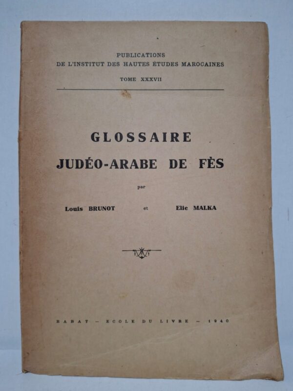 Ce glossaire rassemble et explique les termes du dialecte judéo-arabe utilisé par la communauté juive de Fès. Les auteurs étudient les influences arabes, hébraïques et locales qui ont façonné cette variété linguistique. L’ouvrage constitue un outil précieux pour les linguistes, historiens et spécialistes des cultures marocaines. Il contribue à la préservation d’un patrimoine linguistique et culturel majeur du Maroc.