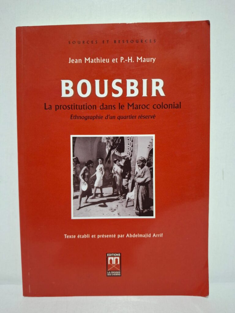Cet ouvrage analyse l’organisation et le fonctionnement de Bousbir, quartier de prostitution réglementée créé à Casablanca pendant la période coloniale. Les auteurs décrivent les mécanismes de contrôle administratif, sanitaire et social mis en place par les autorités du protectorat. L’étude s’intéresse également aux conditions de vie des femmes concernées et aux représentations coloniales de la société marocaine. Ce livre constitue une référence importante pour l’histoire urbaine, sociale et coloniale du Maroc.