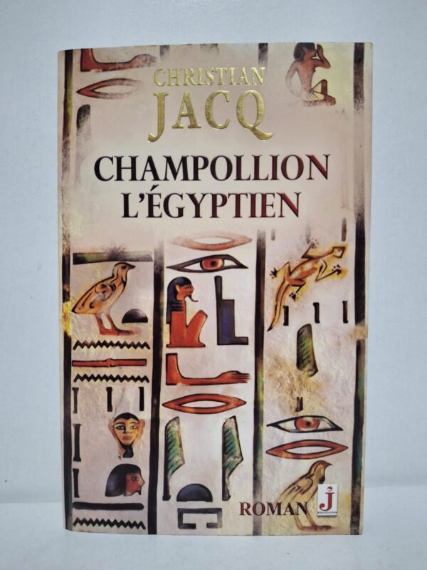 Christian Jacq raconte le parcours de Champollion, animé dès son plus jeune âge par une passion pour l'Égypte ancienne. Le roman retrace ses recherches, ses difficultés et sa détermination à percer le mystère des hiéroglyphes. À travers une reconstitution historique vivante, l'auteur fait revivre les découvertes qui ont révolutionné l'égyptologie. Cette œuvre rend hommage à l'homme dont le génie a permis de redonner une voix à l'une des plus grandes civilisations de l'histoire.