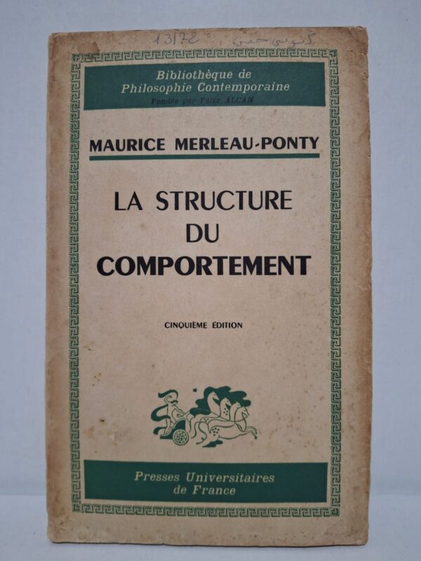 Maurice Merleau-Ponty examine les relations entre le corps, la conscience et le comportement en dépassant les explications purement mécanistes. Il critique les conceptions traditionnelles de la psychologie et met en avant une approche fondée sur l'expérience vécue. L'ouvrage montre que le comportement est une structure globale où le sujet et son environnement sont étroitement liés. Cette œuvre est un classique incontournable de la phénoménologie et de la philosophie du XXᵉ siècle.