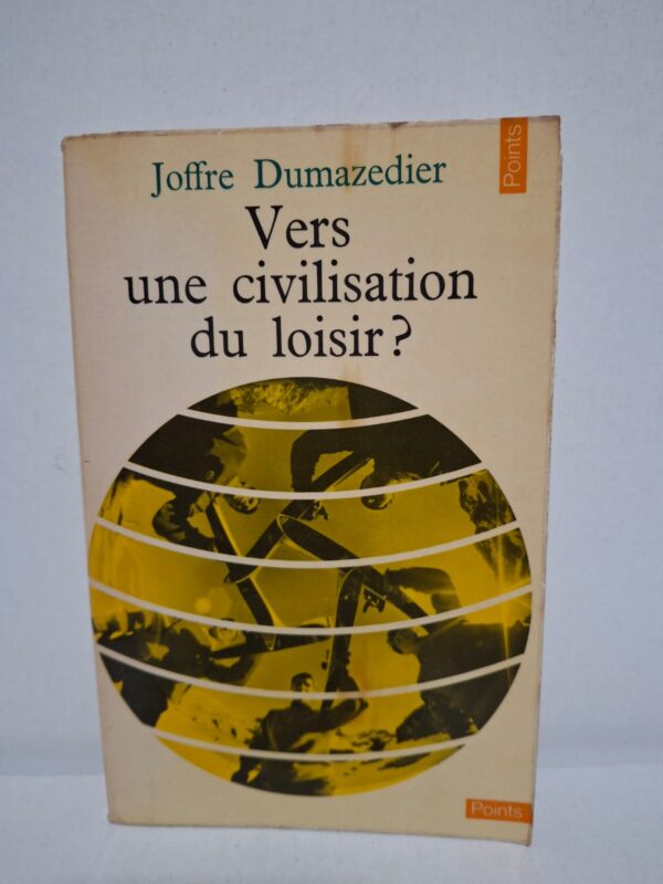 Joffre Dumazedier étudie l'évolution du temps libre et son influence sur les modes de vie contemporains. Il montre comment le loisir devient un facteur essentiel de développement personnel, culturel et social. L'auteur examine les transformations du travail, de l'éducation et des pratiques culturelles dans les sociétés industrielles. Cet ouvrage constitue une référence incontournable pour comprendre les enjeux sociologiques du loisir et des mutations de la vie moderne.