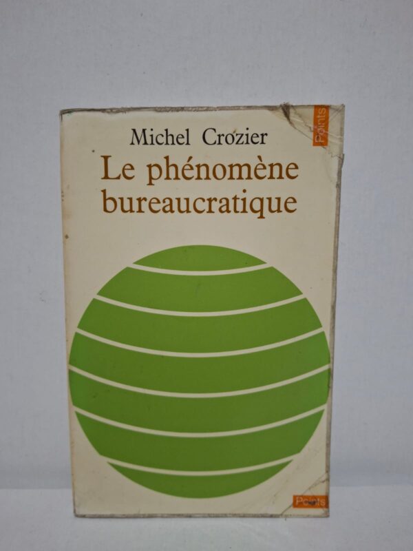 Michel Crozier étudie les mécanismes qui caractérisent les organisations bureaucratiques et les blocages qu'elles engendrent. Il montre comment les règles, les rapports de pouvoir et les stratégies des acteurs influencent le fonctionnement des institutions. À partir d'enquêtes de terrain, l'auteur met en évidence les limites de la bureaucratie et les difficultés du changement organisationnel. Considéré comme un classique de la sociologie des organisations, ce livre est une référence pour comprendre le management et les administrations modernes.
