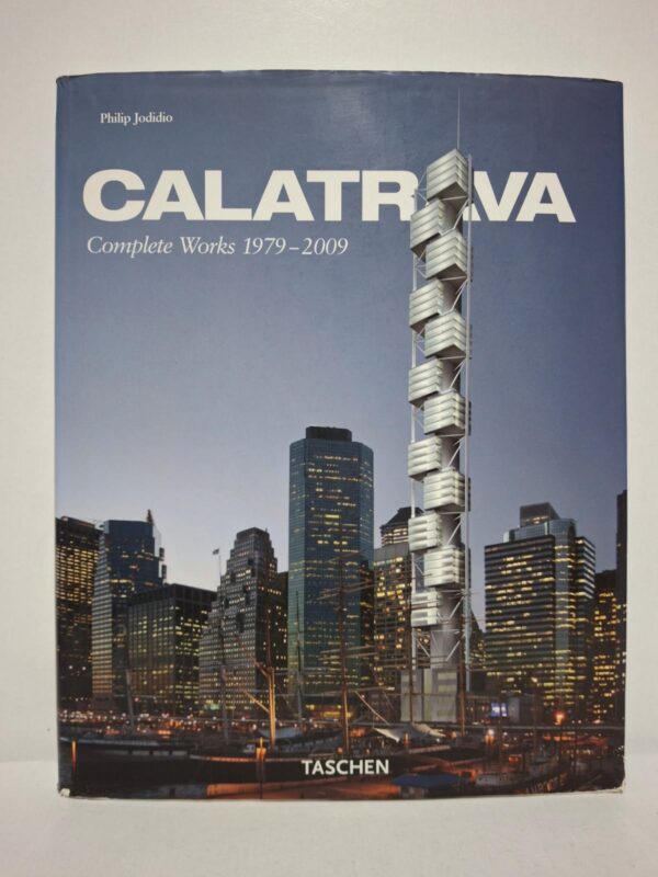 Ce livre retrace trente années de créations architecturales et d'ingénierie de Santiago Calatrava, de 1979 à 2009. Il présente ses réalisations majeures, notamment des ponts, gares, musées, tours et bâtiments emblématiques à travers le monde. Richement illustré de photographies, plans et croquis, il met en évidence son style inspiré des formes naturelles et du mouvement. Cet ouvrage est une référence incontournable pour les architectes, étudiants et passionnés d'architecture contemporaine.