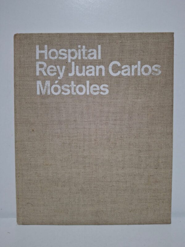 Ce livre présente en détail le projet architectural de l'Hôpital Rey Juan Carlos, conçu pour répondre aux exigences de la médecine moderne. Il met en avant les choix de conception, l'organisation des espaces, les solutions techniques et les matériaux utilisés. Richement illustré de photographies, plans et dessins, il explique les différentes étapes de la réalisation du bâtiment. Cet ouvrage constitue une référence pour les architectes, étudiants et professionnels intéressés par l'architecture hospitalière contemporaine.
