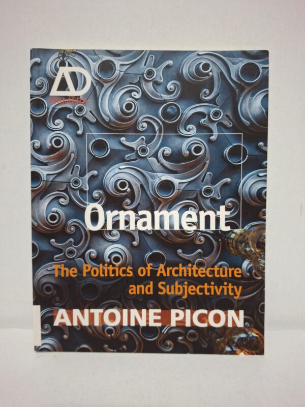 Dans cet ouvrage, Antoine Picon analyse l'évolution de l'ornement, de son rejet par le mouvement moderne à son retour dans l'architecture actuelle. Il montre comment les nouvelles technologies numériques ont transformé la conception et l'utilisation des éléments décoratifs. L'auteur examine les dimensions culturelles, esthétiques et politiques de l'ornement dans les projets architecturaux contemporains. Ce livre constitue une référence essentielle pour les architectes, étudiants et chercheurs intéressés par la théorie et l'histoire de l'architecture.