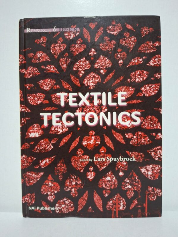 Textile Tectonics examine le rôle des textiles et des structures souples dans la conception architecturale actuelle. L'ouvrage réunit des recherches, des essais et des projets mettant en avant les innovations liées aux matériaux, aux technologies numériques et aux méthodes de fabrication. Il montre comment les textiles influencent la forme, la structure et les performances des bâtiments contemporains. Cette publication constitue une ressource essentielle pour les architectes, designers, chercheurs et étudiants intéressés par les matériaux innovants et l'architecture expérimentale.