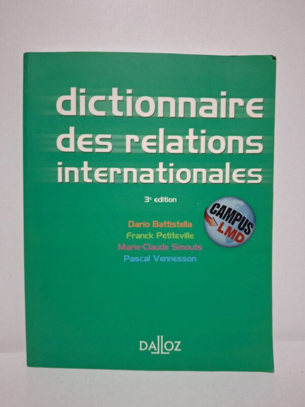 à la diplomatie, au droit international et à la géopolitique. Il explique de manière claire les notions, les institutions, les événements et les théories qui structurent les relations entre les États. Conçu pour les étudiants et les chercheurs, il offre une vision synthétique et actualisée de cette discipline. Cet ouvrage constitue un outil indispensable pour comprendre les mécanismes et les défis du monde contemporain.