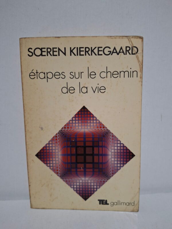 Dans Étapes sur le chemin de la vie, Søren Kierkegaard analyse les différentes manières de vivre et de donner un sens à l'existence. À travers des récits et des réflexions philosophiques, il distingue les stades esthétique, éthique et religieux de la vie humaine. L'auteur s'interroge sur le choix, la liberté, l'amour et la responsabilité individuelle. Cette œuvre essentielle invite le lecteur à une profonde réflexion sur la condition humaine et la quête de soi.