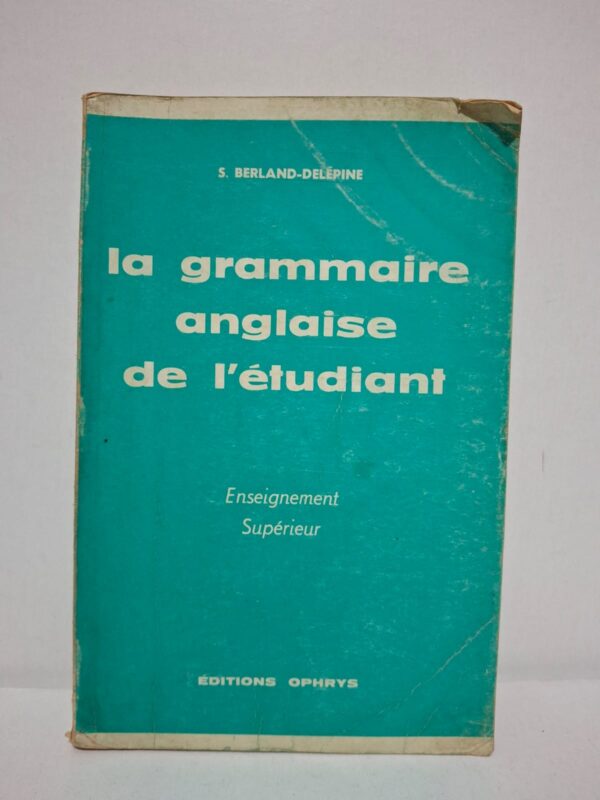 La grammaire anglaise de l'étudiant présente de manière claire et méthodique les principales règles de la langue anglaise. Il explique les structures grammaticales, les temps verbaux, la syntaxe et les difficultés les plus fréquentes. Conçu pour l'enseignement supérieur, il propose de nombreux exemples facilitant la compréhension et l'application des règles. Cet ouvrage constitue un outil précieux pour les étudiants, les enseignants et toute personne désirant améliorer son niveau en anglais.
