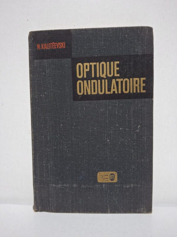 Ce livre présente les principes fondamentaux de l'optique ondulatoire, notamment les interférences, la diffraction, la polarisation et la propagation des ondes lumineuses. Il développe les bases théoriques de la nature ondulatoire de la lumière à travers une approche mathématique rigoureuse et de nombreux exemples. Destiné aux étudiants, enseignants et chercheurs en physique, il offre une compréhension approfondie des phénomènes optiques. Cet ouvrage constitue une référence classique pour l'étude de l'optique physique et des sciences de l'ingénieur.