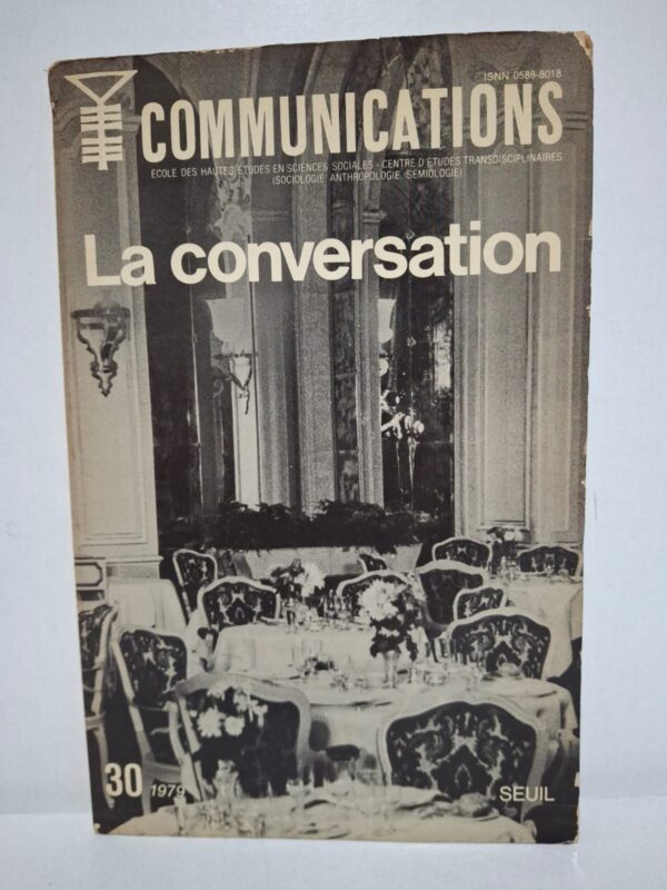 Ce numéro de la revue Communications rassemble des contributions de chercheurs en sociologie, anthropologie, linguistique et sémiologie autour de la conversation. Les auteurs analysent les mécanismes des échanges verbaux, les règles implicites qui organisent le dialogue et les interactions entre les interlocuteurs. L'ouvrage met en lumière les dimensions sociales, culturelles et pragmatiques de la communication quotidienne. Il constitue une référence importante pour les étudiants et chercheurs en sciences du langage et en sciences sociales.