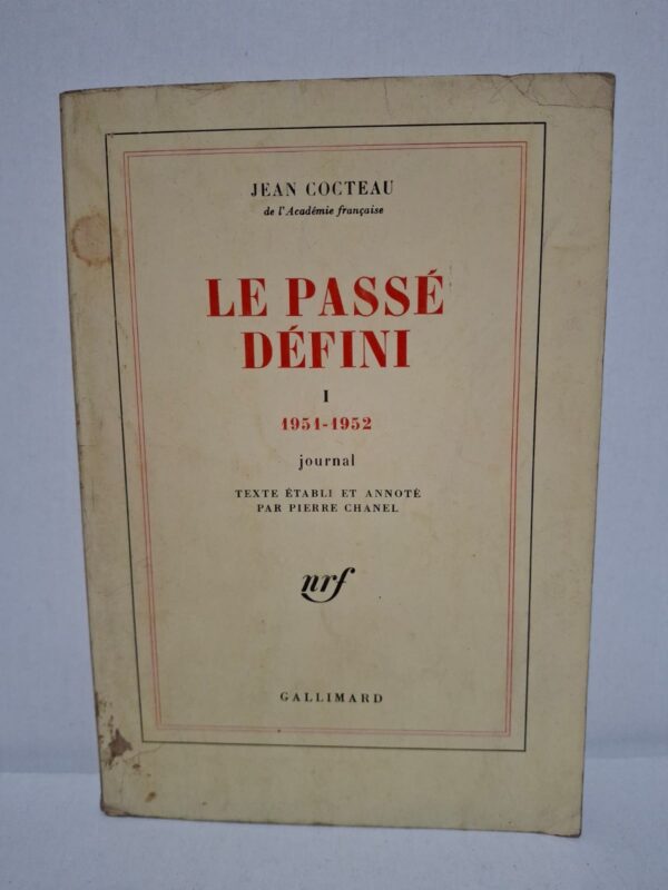 Dans Le Passé défini, Jean Cocteau rassemble les notes de son journal rédigées entre 1951 et 1952. Il y livre ses réflexions sur la littérature, les arts, la création, ainsi que ses rencontres avec de nombreuses personnalités de son temps. Cet ouvrage mêle souvenirs, méditations et observations sur la société et la condition humaine. Il constitue un document précieux pour comprendre l'univers personnel et artistique de l'un des grands écrivains français du XXᵉ siècle.