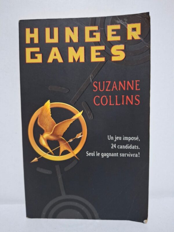Dans un futur où le pays de Panem est divisé en douze districts soumis au Capitole, Katniss Everdeen se porte volontaire pour participer aux Hunger Games à la place de sa sœur. Vingt-quatre adolescents sont contraints de s'affronter dans une arène où un seul survivra. Au fil des épreuves, Katniss défie les règles et devient un symbole d'espoir et de résistance. Ce roman captivant explore les thèmes de la survie, de l'injustice, du pouvoir et du sacrifice.