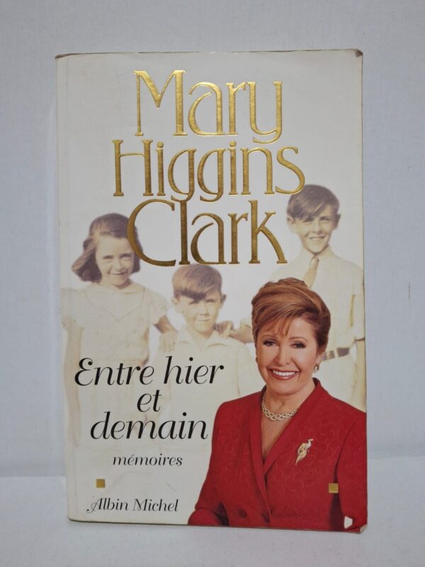 Dans Entre hier et demain, Mary Higgins Clark raconte son enfance, les épreuves qu'elle a traversées, notamment la perte de son mari, ainsi que son combat pour élever seule ses enfants. Elle évoque son parcours d'écrivaine et les difficultés rencontrées avant de connaître un immense succès international. L'auteure partage également les rencontres, les joies et les leçons qui ont marqué sa vie personnelle et professionnelle. Ce témoignage inspirant révèle la détermination et le courage d'une des plus grandes romancières contemporaines.