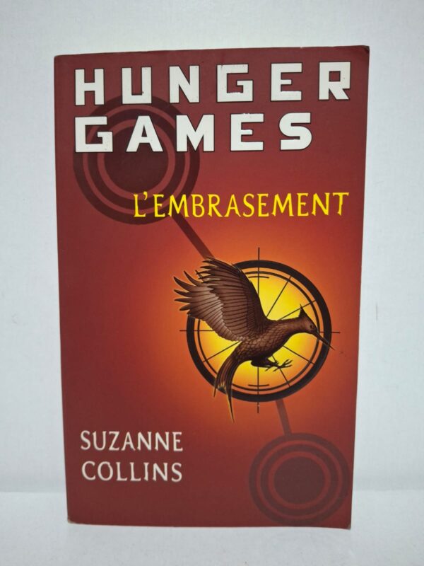 Après avoir remporté les 74ᵉ Hunger Games, Katniss Everdeen et Peeta Mellark deviennent malgré eux les symboles de la contestation contre le Capitole. Le président Snow les oblige à participer à la Tournée de la Victoire, tandis que la révolte gagne les districts. Un événement exceptionnel les contraint ensuite à retourner dans une nouvelle édition des Hunger Games, plus dangereuse que jamais. Ce roman mêle suspense, action et réflexion sur le pouvoir, la liberté et le sacrifice.